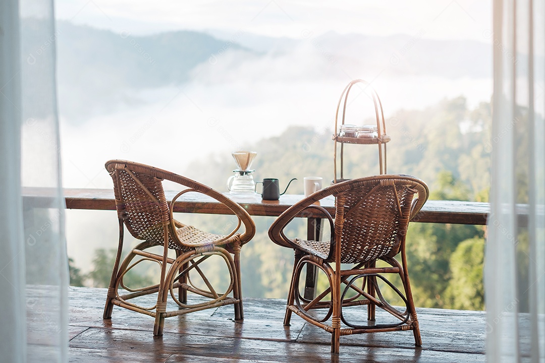 Preparação de café arábica por equipamento de gotejamento de café Vintage definido.