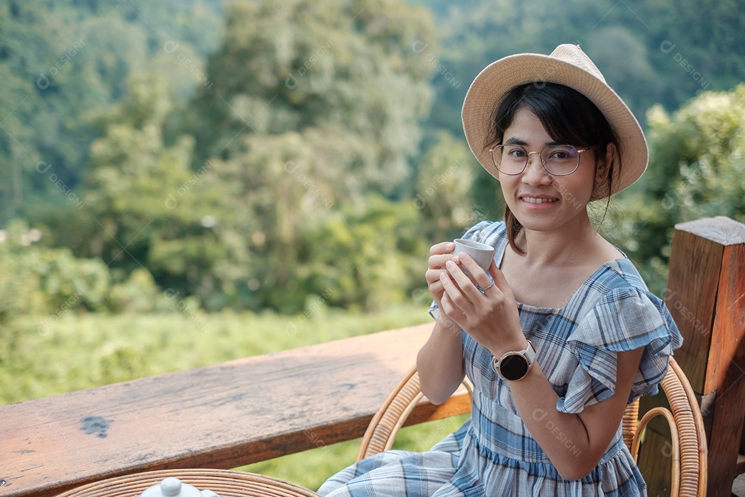 Mulher bebendo chá e olhando para a montanha, jovem blogueiro.