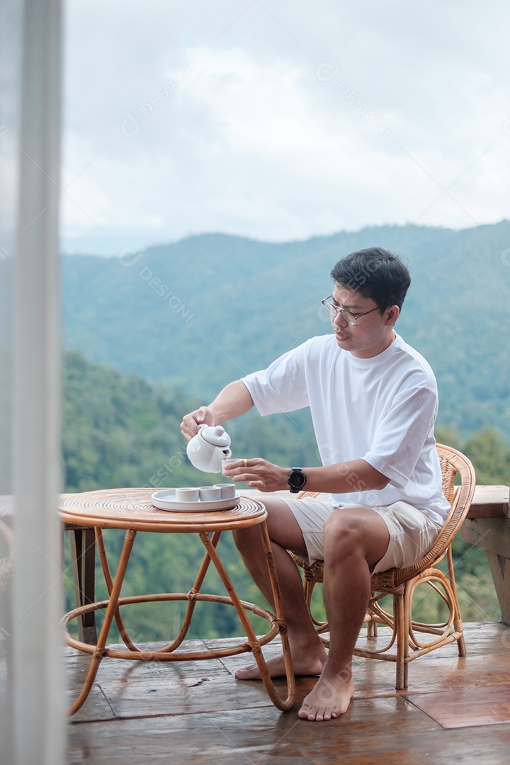 Homem bebendo chá e olhando para a montanha, jovem turista.