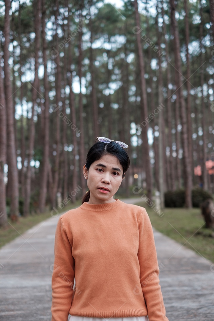 Mulher feliz na camisola viajando na floresta de pinheiros, turista.