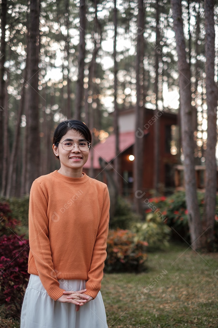 Mulher feliz na camisola viajando na floresta de pinheiros, turista.