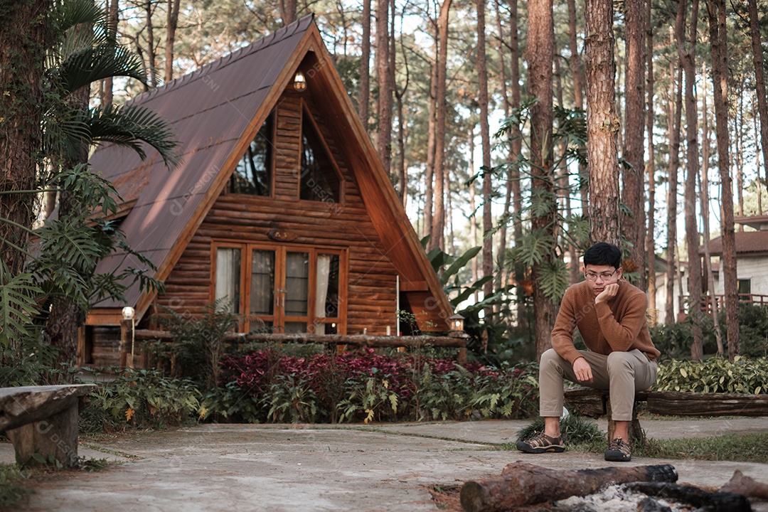 Homem feliz na camisola viajando na floresta de pinheiros, visita turística.