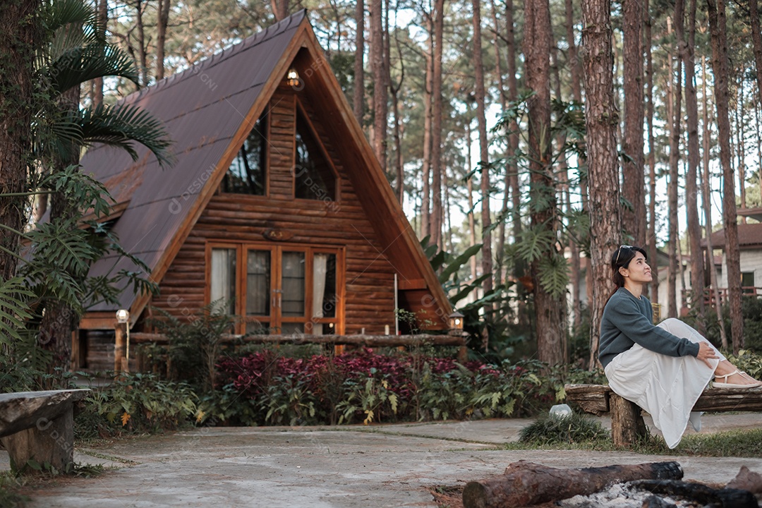Mulher feliz na camisola viajando na floresta de pinheiros, turista.