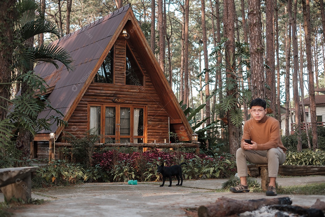 Homem feliz na camisola viajando na floresta de pinheiros, visita turística.