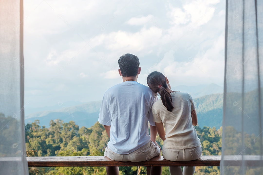 Turista de casal relaxando e olhando a vista para a montanha na zona rural.