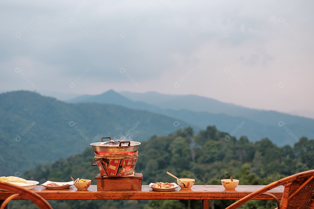 Carne de porco ou carne com legumes e sopa na panela quente.