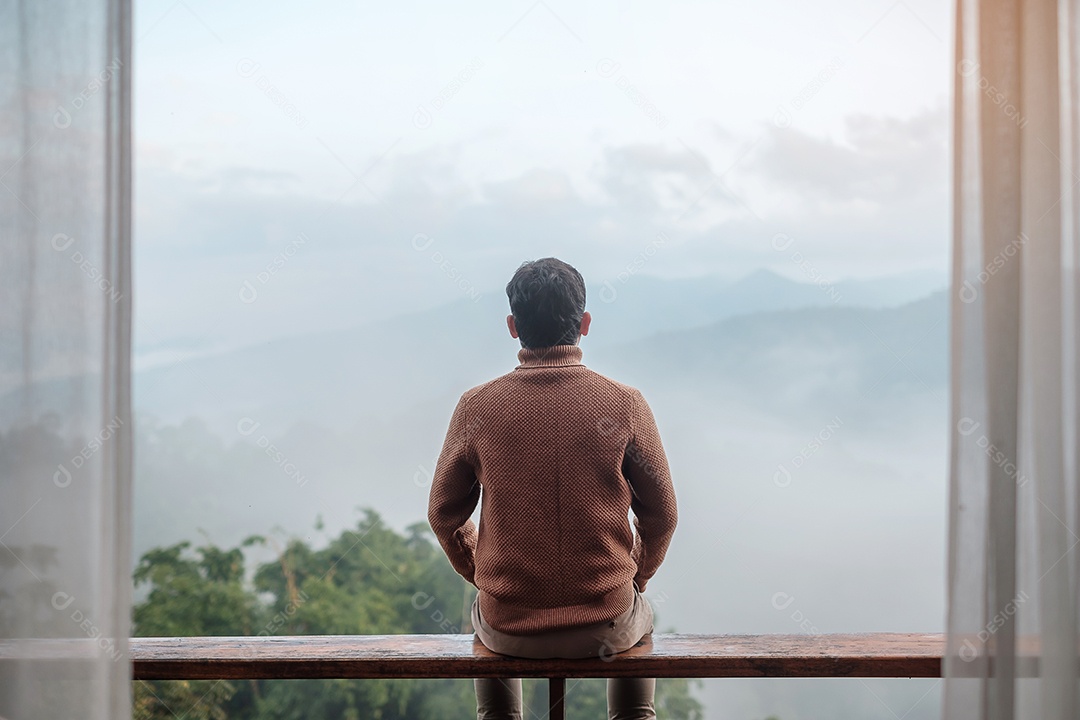Homem turista feliz relaxando e olhando a vista para a montanha no país.