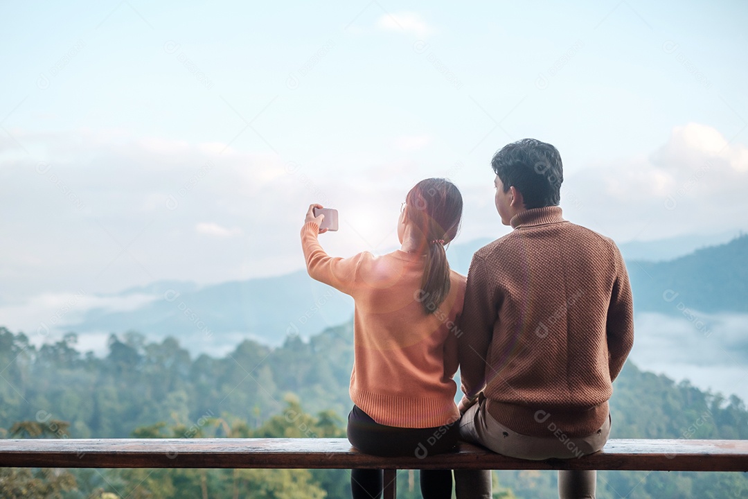 Casal turista tirando foto por smartphone móvel, Blogger procurando.