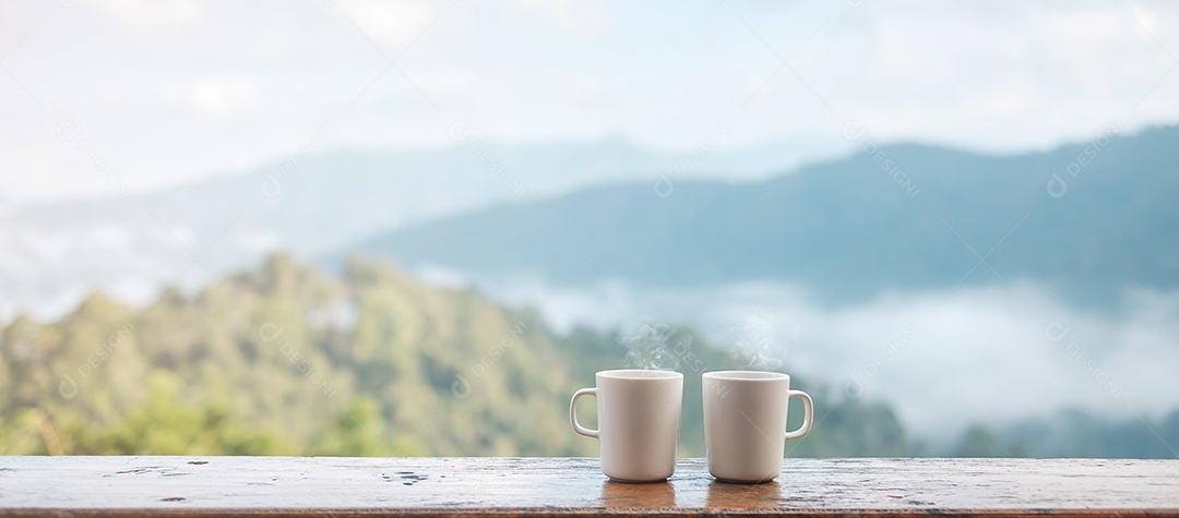 Casal Caneca branca de café quente ou chá na mesa de madeira.