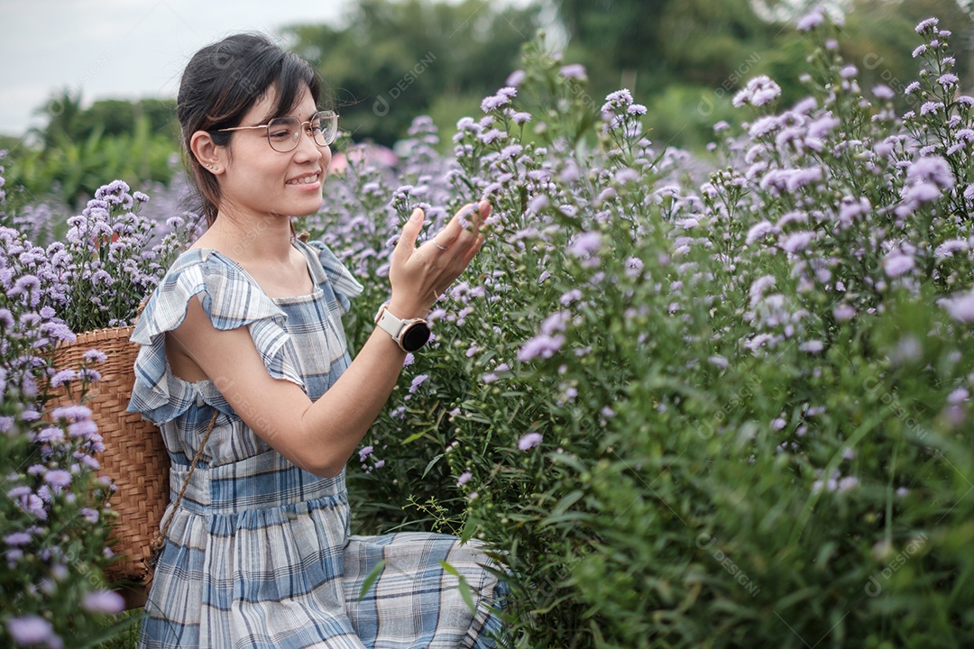 Feliz turista de vestido azul desfruta de Margaret roxa.