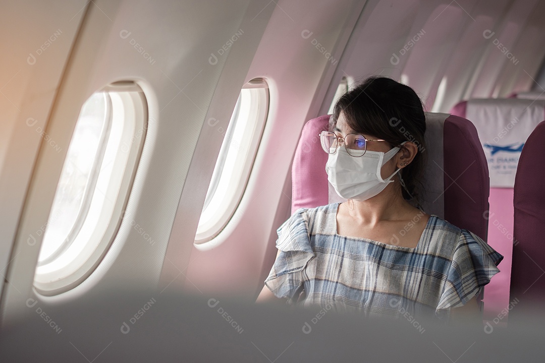 Jovem mulher usando máscara facial protetora em avião ou público.