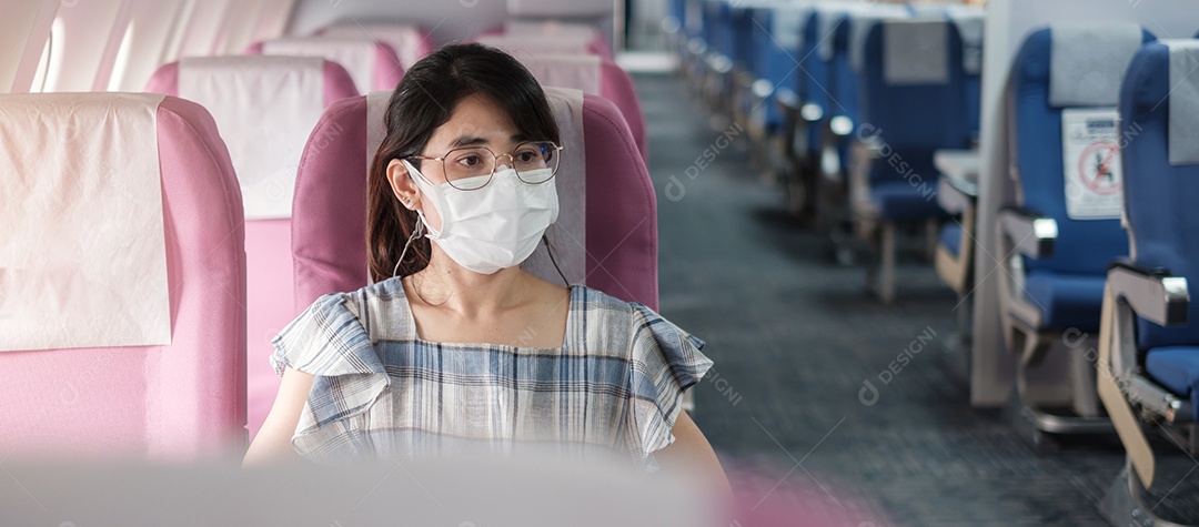Jovem mulher usando máscara facial protetora em avião ou público.