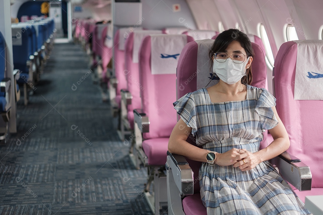 Jovem mulher usando máscara facial protetora em avião ou público.