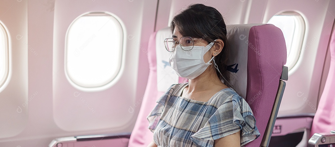 Mulher usando máscara facial protetora sentada em avião ou público.