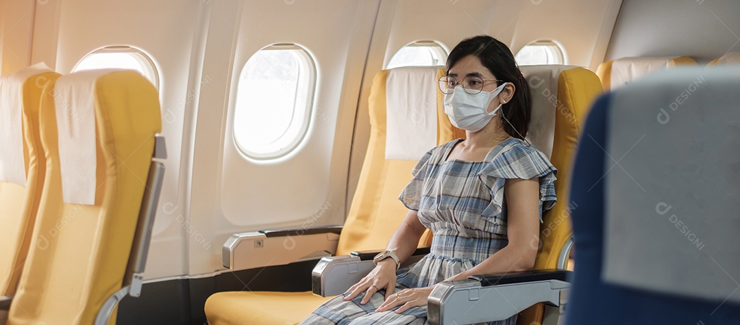 Mulher usando máscara facial protetora sentada em avião ou público.