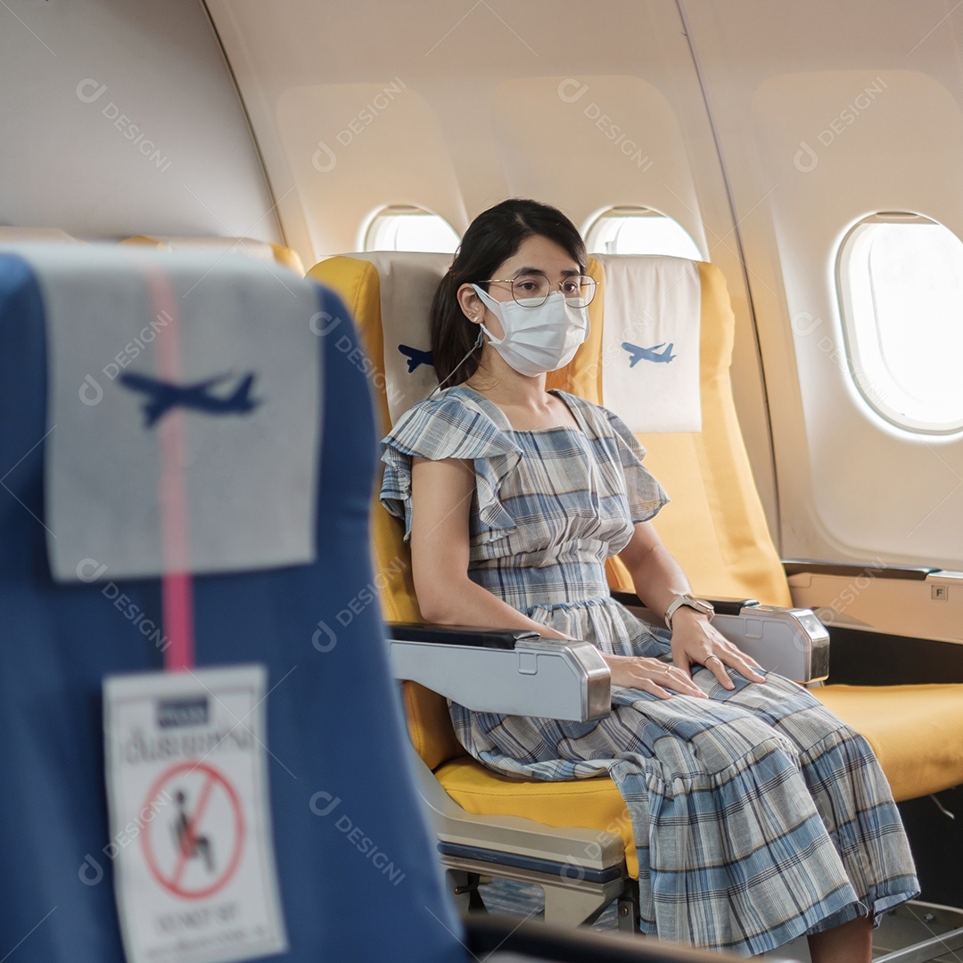 Mulher usando máscara facial protetora sentada em avião ou público.