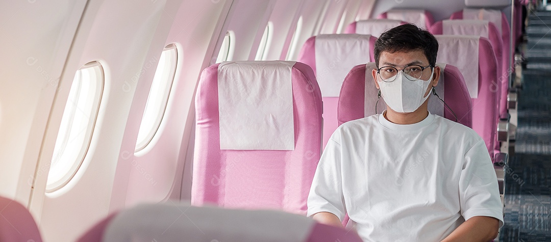 Homem usando máscara facial protetora em avião ou transporte público.