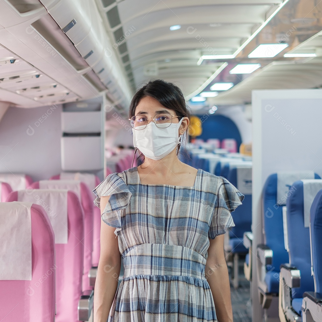 Mulher usando máscara facial protetora sentada em avião ou público.