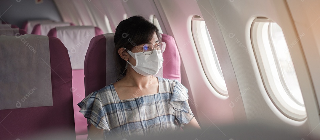 Jovem mulher usando máscara facial protetora em avião ou público.