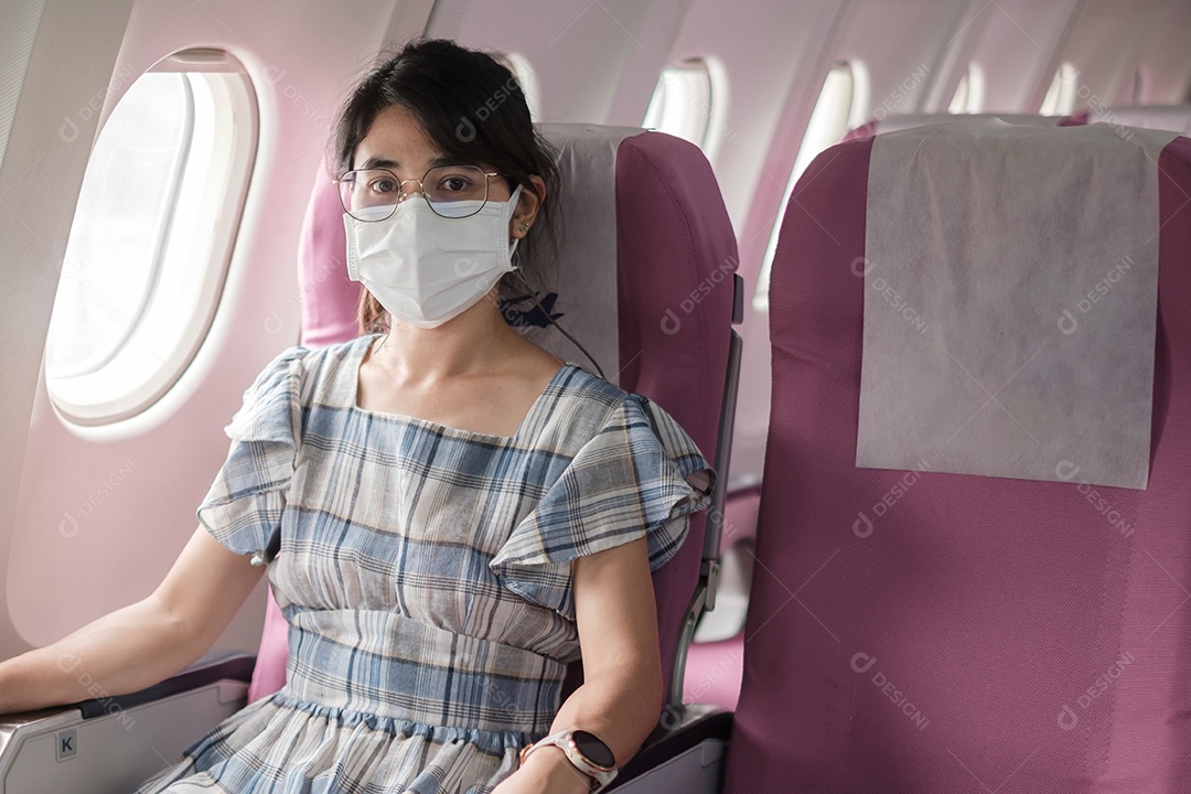 Jovem mulher usando máscara facial protetora em avião ou público.