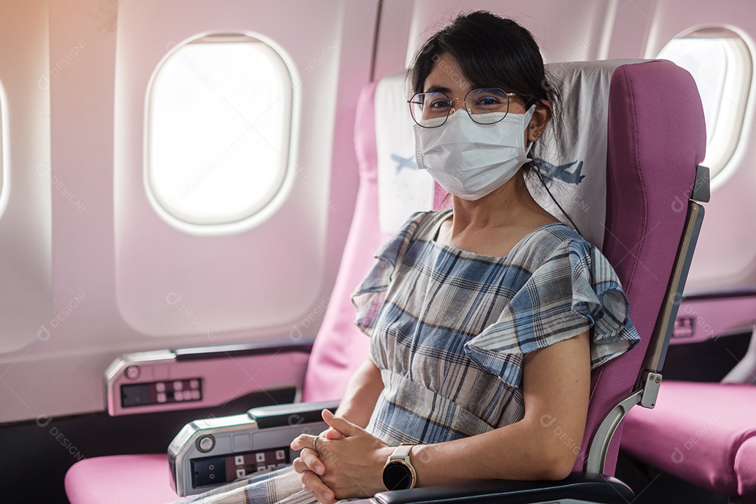 Mulher usando máscara facial protetora sentada em avião ou público.