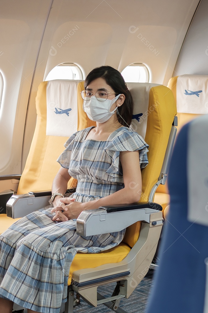 Mulher usando máscara facial protetora sentada em avião ou público.