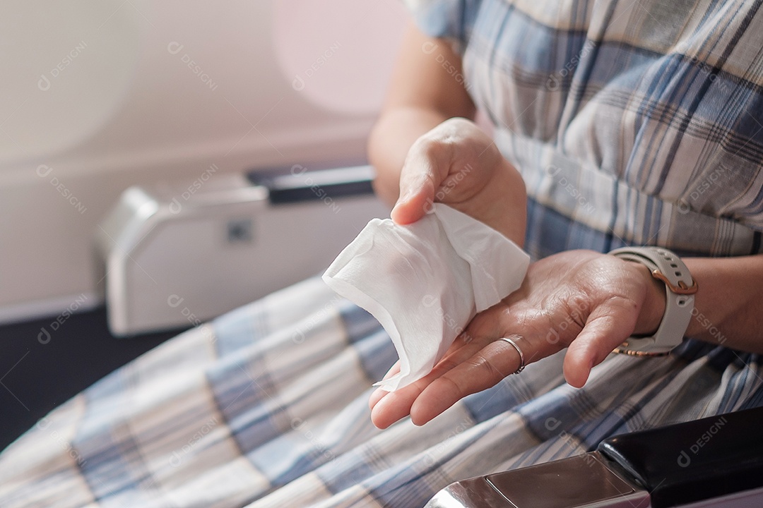 Assento limpo de mulher por lenço de papel molhado depois de contratar.