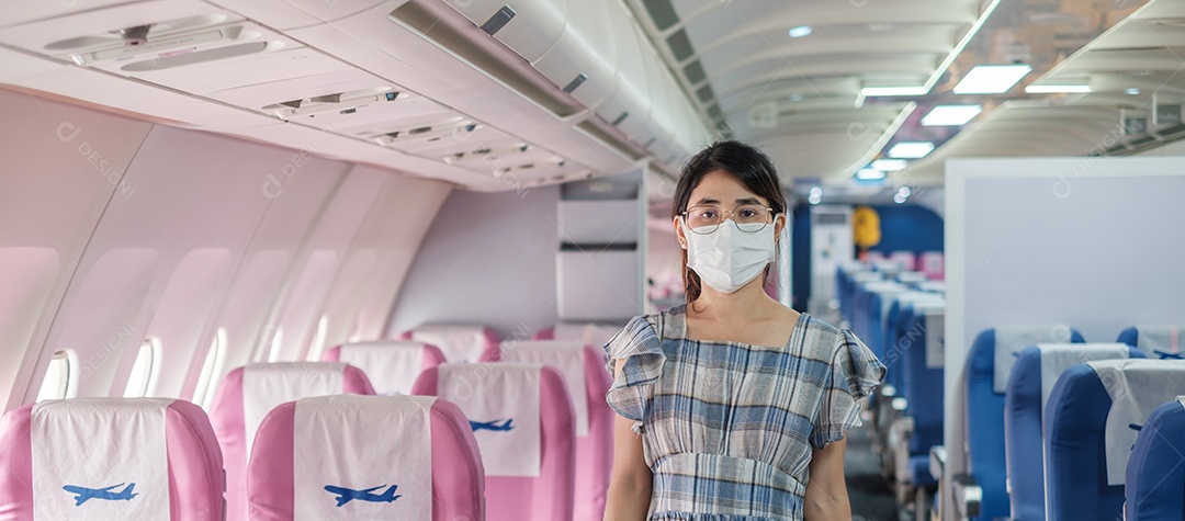 Mulher usando máscara facial protetora sentada em avião ou público.