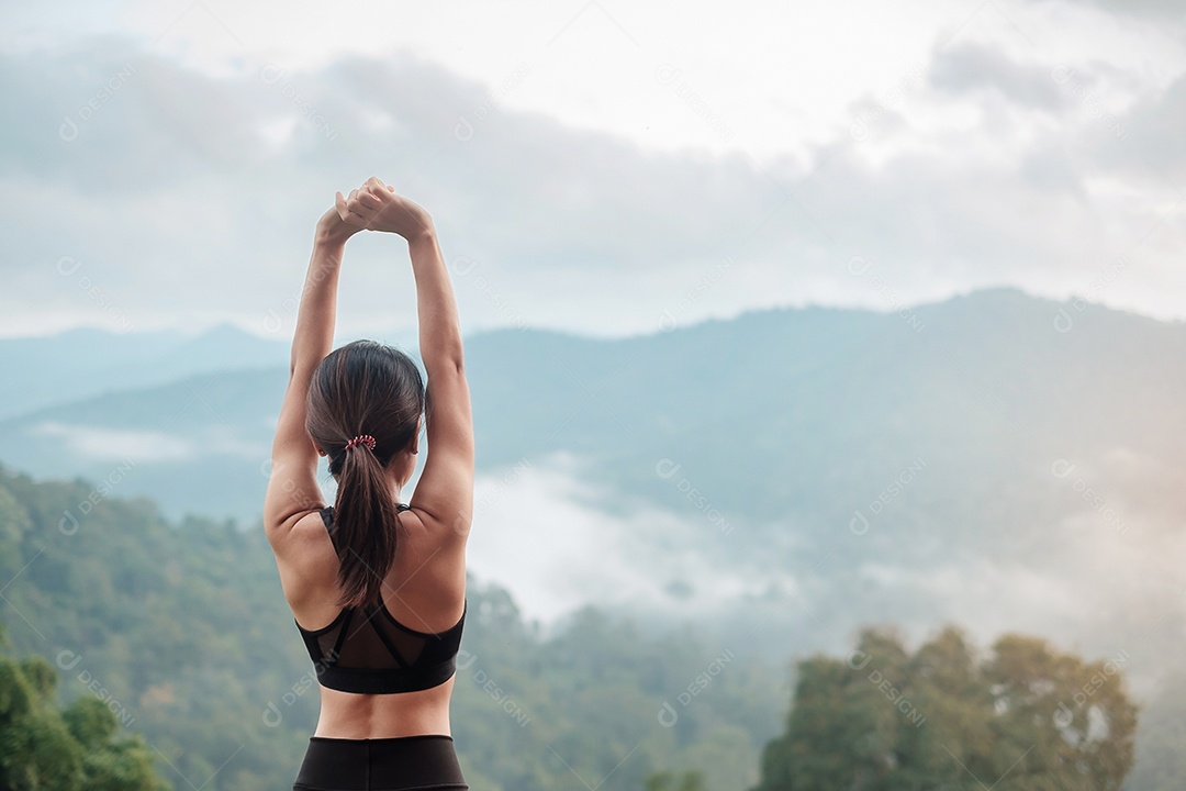 Exercício de mulher atleta de manhã, alongamento de mulher jovem fitness.