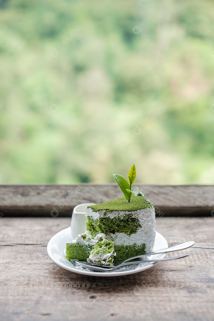 Bolo de chá verde com folha de chá de broto jovem na mesa de madeira contra