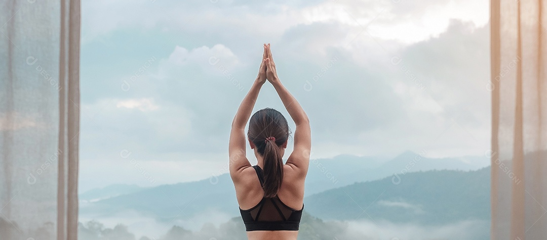 Mulher adulta jovem em roupas esportivas fazendo Yoga e esticando o corpo