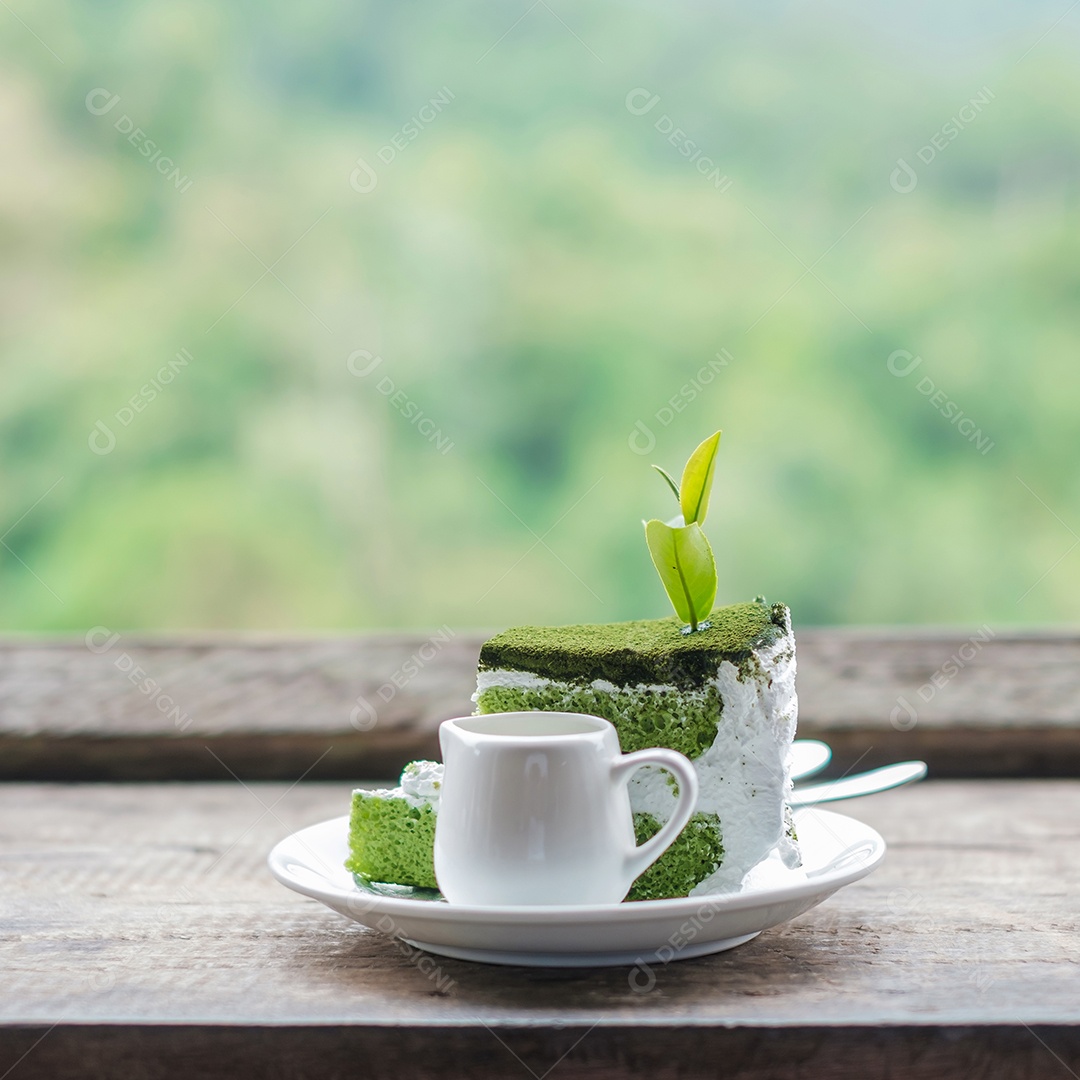 Bolo de chá verde com folha de chá de broto jovem na mesa de madeira