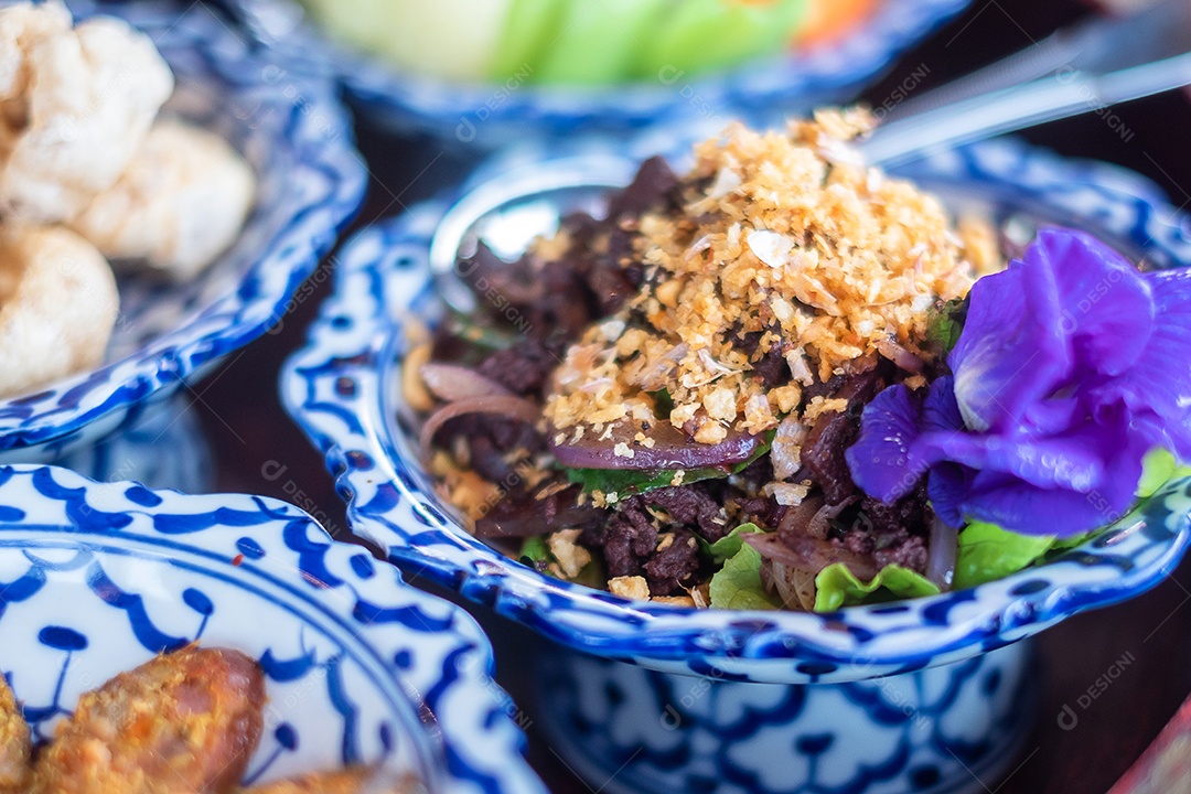 comida tradicional tailandesa na bandeja de bambu ou Khan Toke, comida local