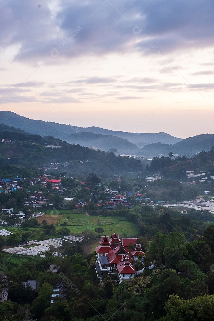 Cenário de vista para as montanhas e nevoeiro ao nascer do sol da manhã