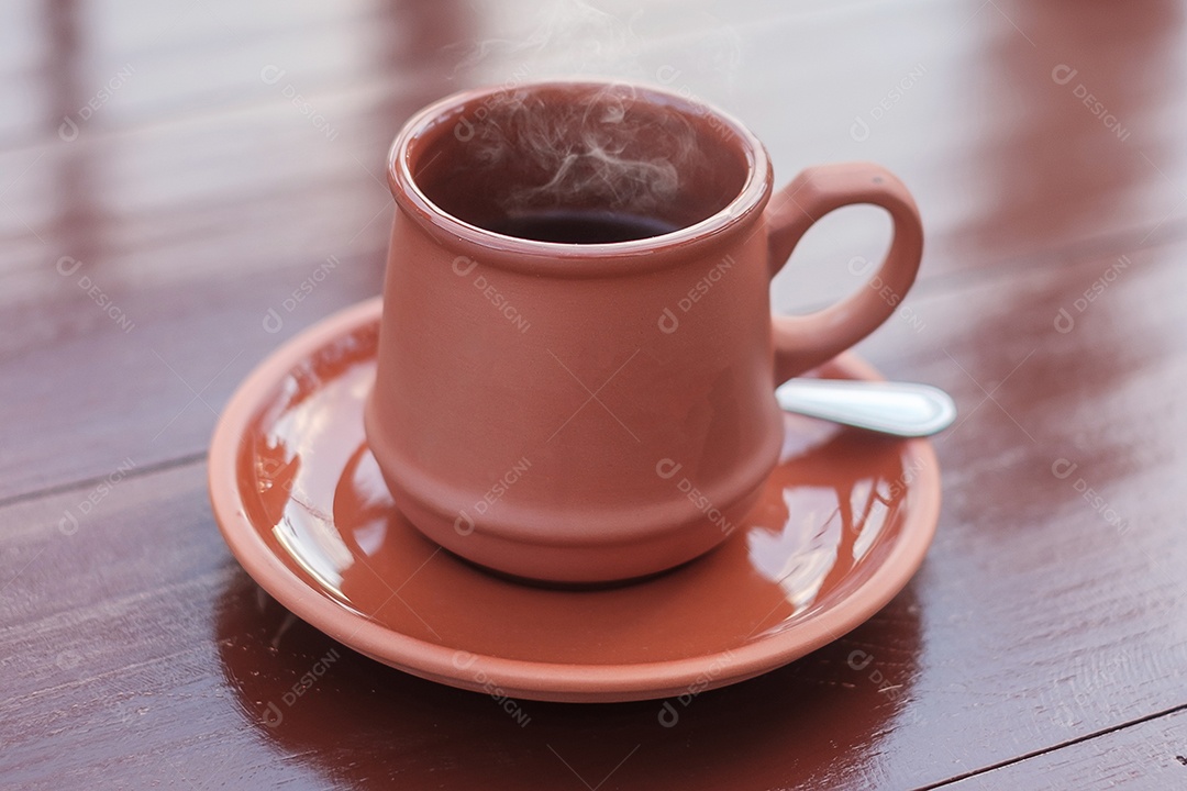 caneca de café quente ou chá na mesa de madeira de manhã