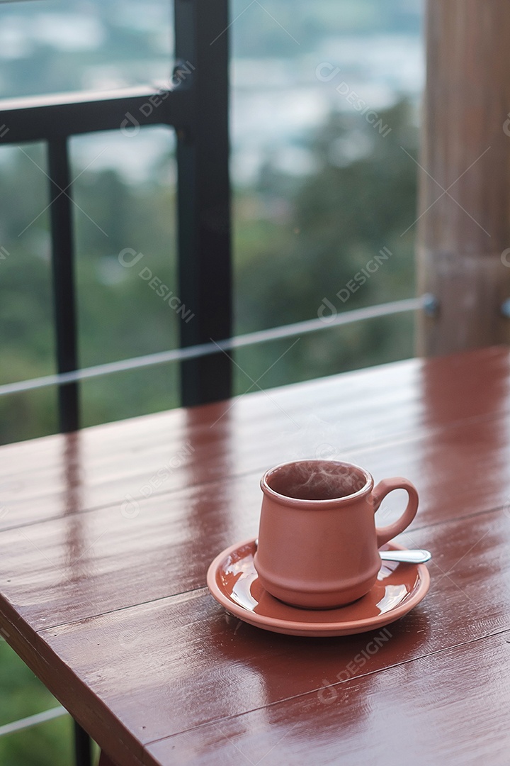 caneca de café quente ou chá na mesa de madeira de manhã