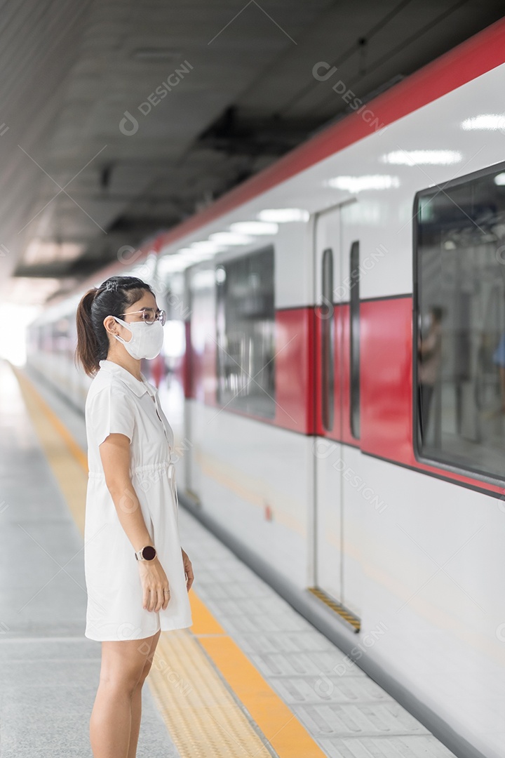 mulher usando máscara protetora de prevenção de coronavírus