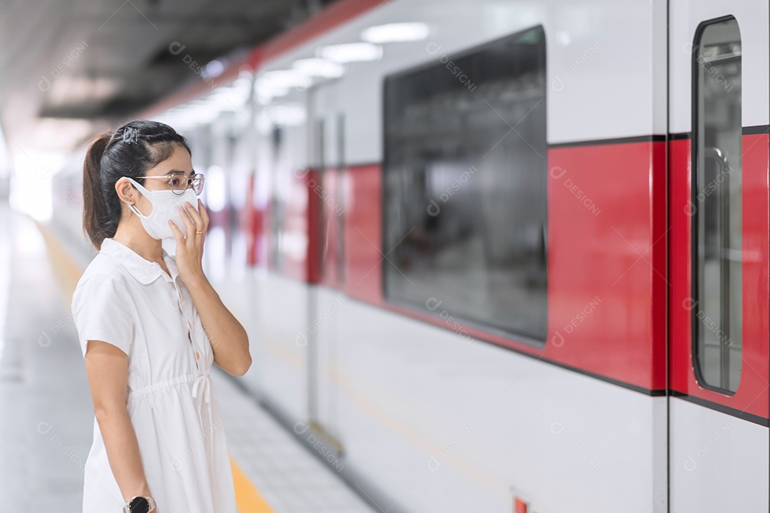 mulher usando máscara protetora de prevenção de coronavírus