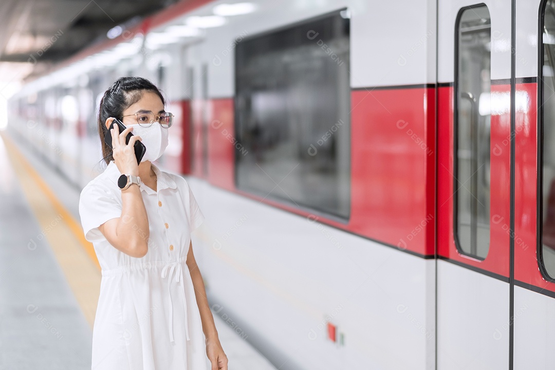 mulher usando máscara protetora de prevenção de coronavírus