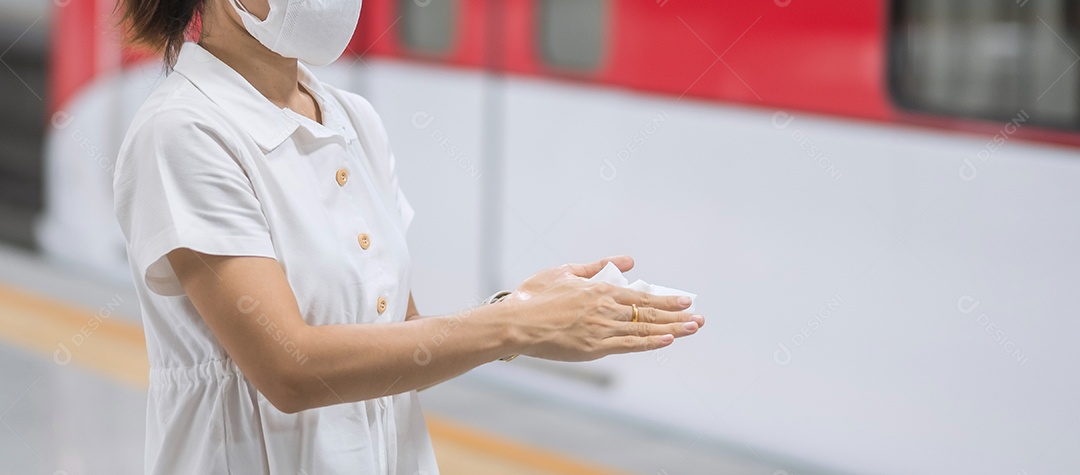 mulher limpa a mão por lenço de papel molhado no transporte público