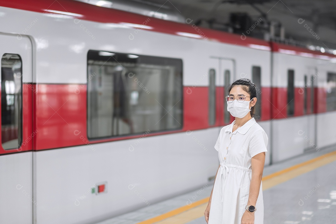 mulher usando máscara protetora de prevenção de coronavírus