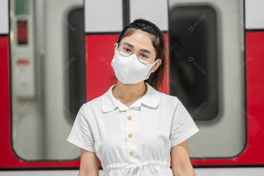 mulher usando máscara protetora de prevenção de coronavírus