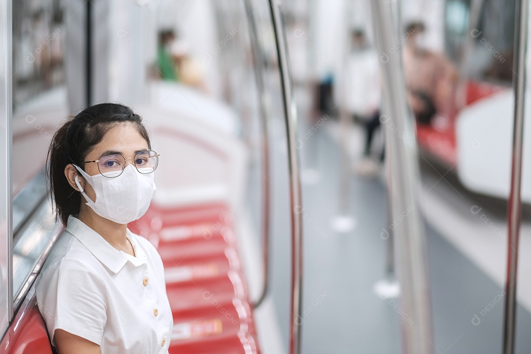 mulher usando máscara protetora de prevenção de coronavírus