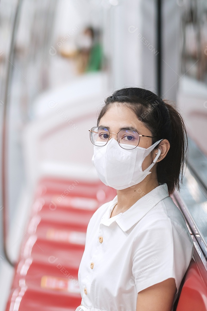 mulher usando máscara protetora de prevenção de coronavírus