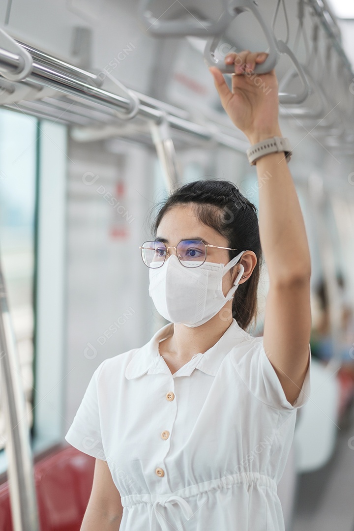 mulher usando máscara protetora de prevenção de coronavírus