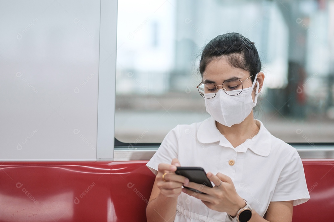 mulher usando máscara protetora de prevenção de coronavírus