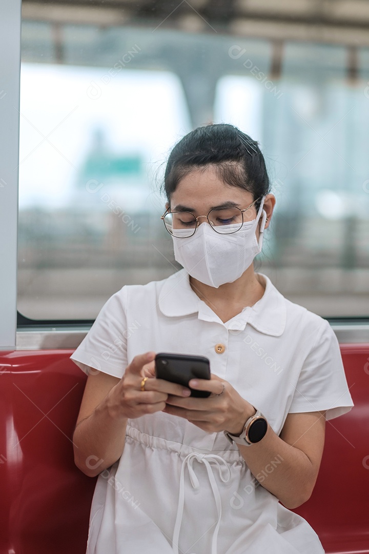 mulher usando máscara protetora de prevenção de coronavírus