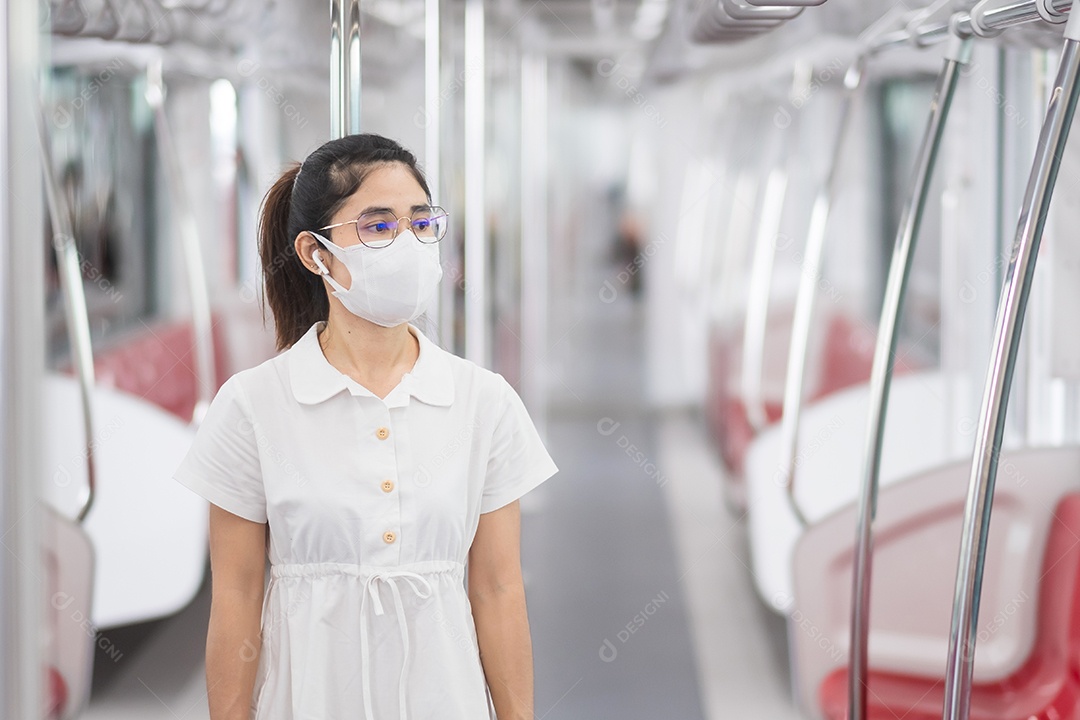 mulher usando smartphone durante o uso de máscara facial protetora