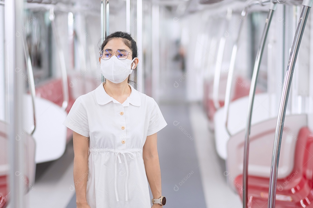 mulher usando máscara facial médica e ouvindo música por fones de ouvido