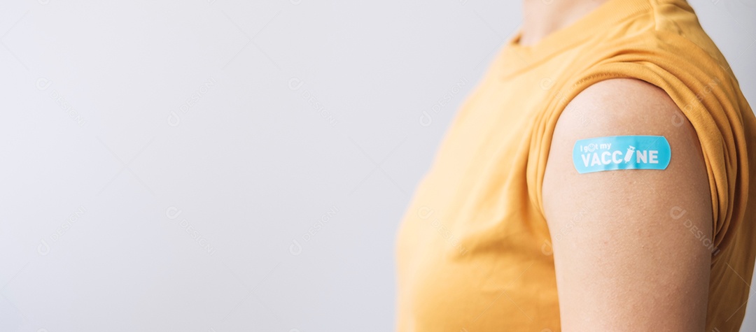 mulher mostrando curativo após receber a vacina covid 19. Vacinação